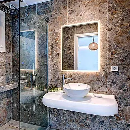 Blue Dolphin Fully Renovated By Rivea Group *